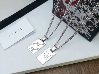 Gucci古驰 Guccighost骷髅头图案项链个性双G纹理 将独特的艺术图案融入吊坠设计中，最终成品是两种文化水乳交融，过去与现在并重爆款 #链长65Cm#