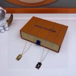 元配图片原版包装 louis Vuitton官网M62484 Monogram吊坠项链 monogram珠宝首饰系列融合精致的Monogram雕刻花纹与闪亮的金