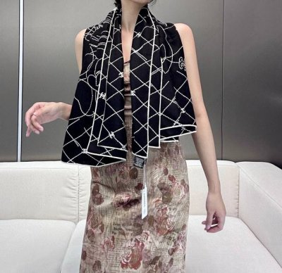 香奈儿上新 提花丝绒款 chanel 温柔而娴静 箱包Logo优雅气质 柔软顺滑的感觉真的舒服到心都化了 Chanel经典香水元素新款真丝羊绒 方巾 懂货的拿在