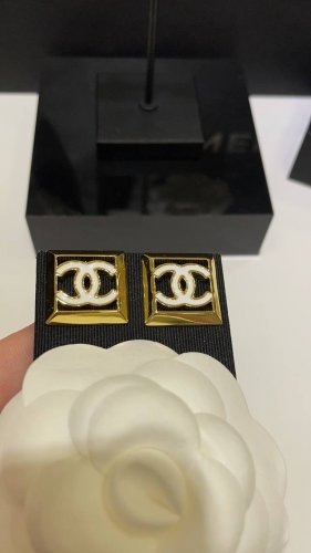 编号Xed0084 Ch*Nel最新款方形镂空滴油白色耳钉 一致Zp黄铜材质。 24A新款白色珐琅双C镂空方块耳钉 金色方块内嵌珐琅双C复古感满满 日常佩戴精致