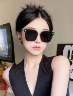 Lv大框太阳镜墨镜经典的方框设计，不挑脸型，无论搭配大衣还是连衣裙都非常显气质尼龙镜片预防紫外线 型号：L7101
