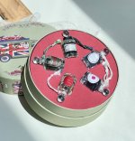 专柜品质 潘海利根七夕限量套装 花小钱买一堆的乐趣 每款都是经典的味道 圆圆的盒子里有 5小瓶 不同味道的香水哦 超级Q~不管是自留还是送人性价比以及喜爱度都超
