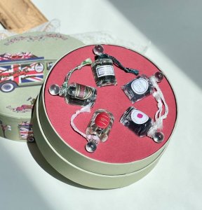 专柜品质 潘海利根七夕限量套装 花小钱买一堆的乐趣 每款都是经典的味道 圆圆的盒子里有 5小瓶 不同味道的香水哦 超级Q~不管是自留还是送人性价比以及喜爱度都超