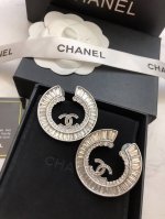p80 Zp打版 小香 Chanel双C耳钉。 优雅大方精工设计 雕刻 非常修饰脸型 青春活力 一眼就被这款吸引了 非常漂亮的颜色搭配 时尚又俏皮