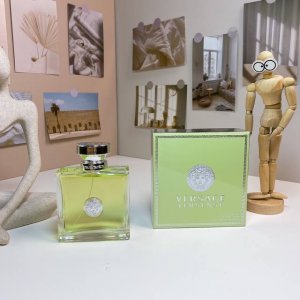 高端品质 范思哲心动 心动地中海 100Ml Versace Versense, 2009 品牌：范思哲 属性：女香 香调：花香木质调 前调：香柠檬柑橘橘子无花