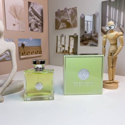 高端品质 范思哲心动 心动地中海 100Ml Versace Versense, 2009 品牌：范思哲 属性：女香 香调：花香木质调 前调：香柠檬柑橘橘子无花