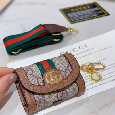 新品发布 古驰钥匙扣 钥匙包蓝牙耳机套还可以当包包使用 古驰包包扣 最新款包包挂饰档次更高明星同款Anger Forest系列双G经典款联名设计理念钥匙扣系列