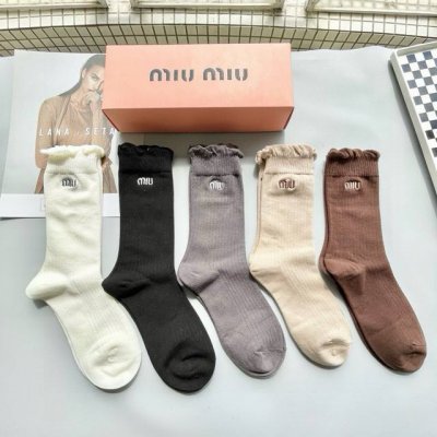 配包装 一盒四双 Miumiu 缪缪高品质超级爆款网红高筒袜子Miu家官网同步刺绣字母高筒袜 Ins明星网红推荐火爆至极纯棉材质 轻薄柔软透气 四季通用 欧美大