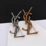 圣罗兰Ysl 胸针 经典奢侈 时尚百搭 犹如酒会礼服一般，绚烂多姿。经典 最具个性魅力象征永远的不变的情怀，代表着经典和永恒 ！秉承圣罗兰的传统 特别的闪~胸针