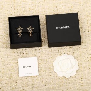 我们出品 Zp6240,量大咨询客Fu Ch Nel珐琅彩五角星耳夹 每期必入的经典五角星双C，一致Zp黄铜材质珠宝级别抛光施华洛钻，上耳简约大气，超级百搭，经