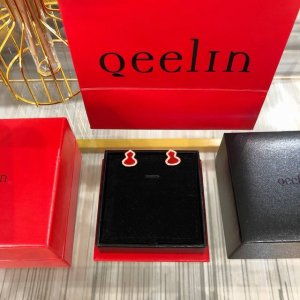 p价 qeeli*麒麟满钻红玉髓葫芦耳钉 这款耳环我们采用独家材质 钻石全部选用进口施华洛世奇钻 镶嵌方式采用和Zp一致的手工镶嵌 这样成本虽然高了许多 但是真
