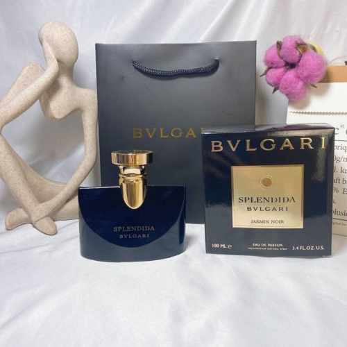 专柜品质 Bvlgari 宝格丽黑茉莉女士 夜茉莉香水100Ml 香 调 木质花香型 前 调 绿色树汁、栀子花瓣 中 调 阿拉伯茉莉花、杏仁 后 调 甘草、东加