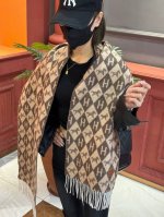 爱马仕巴黎时装展商务男士女士羊绒围巾代工厂臻选上乘的超细羊绒纤维 进行纯手工精梳处理 耗时耗力 再以清泉水浸泡涤荡 使羊绒纤维呈现出独特的蓬松质感 手感才如此细