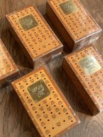 专柜品质 以他家经典Stark双肩包为设计灵感的香水瓶身 标志性的干邑色+老花图案，乍一眼以为是皮质的，而其实是玻璃质地，握在手里分量感十足~金色调的黄铜铭牌闪