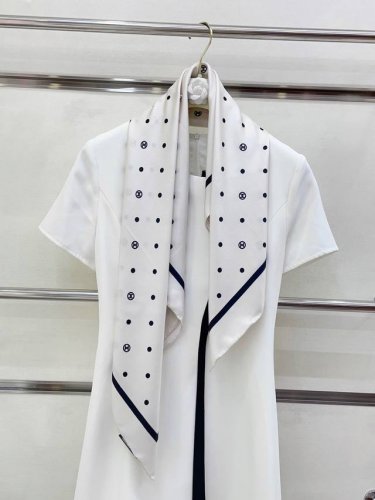 18姆米 双面同色 新款小香美翻了[流泪]最新御用殿堂级极品经典元素图案设计风格美丽至极 真的 上身极为衬肤色 百搭 好看不好看自己看吧 特殊尖端工艺处理受到白