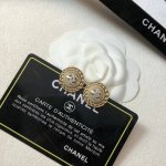 精工版本香奈儿Chanel新款 耳钉简单百搭！银针防过敏 爆款推荐美Cry完美细节Vip推荐独特的设计，懂得品味的人一定值得入手，擦出惊喜的火花