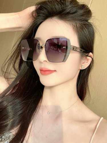 Dior-迪奥 2025开春新款 潮流爆款 时尚方框太阳镜 高品质 佩戴舒适 网红潮款墨镜 型号：D7230