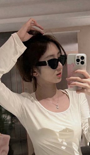 ysl 圣罗兰23新款来喽Slm94 金黑 侧面的Logo Ysl金属标很有质感，遮脸效果很棒 许多明星网红同款杨蓉新剧“二十九”中就有佩戴～一整个霸道女总裁的