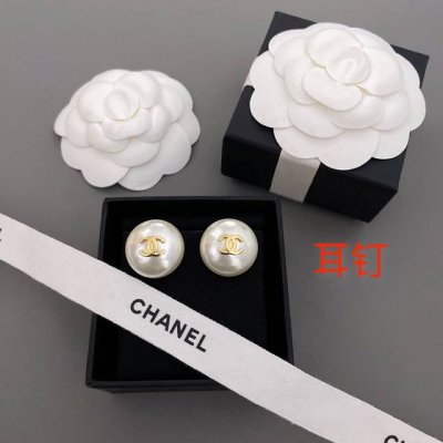 高品质 细节如图耳钉 香金C白珠耳钉 中古款 非常气质港风的味道 非常推荐 流行稍纵即逝 风格永存 这就是Vintage的魅力 可遇而不可求这句话用在Ch Ne