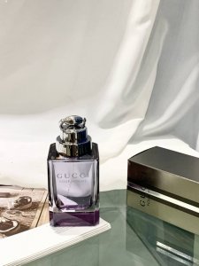 专柜品质 Gucci同名经典男士淡香水 树木香调 一直比较钟情于男香 这么经典的男香怎么能不入呢 香调 木质柑苔香调 有点淡淡的烟草味道 很舒服的赶脚 前调 佛