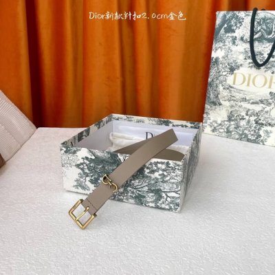 迪奥、这款马鞍Loop腰带是2025系列全新单品，采用光滑牛皮革等材质精心制作，搭配Cd针扣，饰以Cd标志腰带环提升格调，致敬马鞍标识。可与经典西装外套、连衣裙