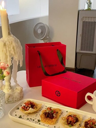 专柜品质 礼盒型香水口红套盒 品质好到溢出屏幕 热门口红香水 颜值真的太高了 实物颜色更得人心 无论哪方面的设计都戳中你心