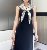 香奈儿 Chanel 新款丝巾。丝巾上以黑白线条交织的几何图案形式呈现,展现出一种现代感与艺术感，其中还隐约可见香奈儿经典的双C标志，低调却瞩目，凸显出丝巾的时