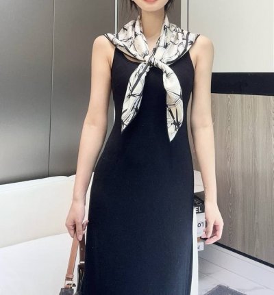 香奈儿 Chanel 新款丝巾。丝巾上以黑白线条交织的几何图案形式呈现,展现出一种现代感与艺术感，其中还隐约可见香奈儿经典的双C标志，低调却瞩目，凸显出丝巾的时
