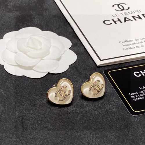 p70 Chanel 香奈儿经典爱心双C耳钉 这款随意搭配都是非常好看百搭时尚单品 日常款 很修饰脸型 很上档次的 很优雅气质 香香的耳钉实在是太精致了、淑女大