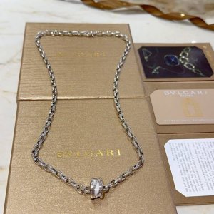 宝格丽项链V金材质。Bvlgari宝格丽 Divas‘ Dream 戒环系列 品相完美，细节无敌，那种独特的色泽完全无可挑剔，再缀以经典指环外形设计，简约之余却