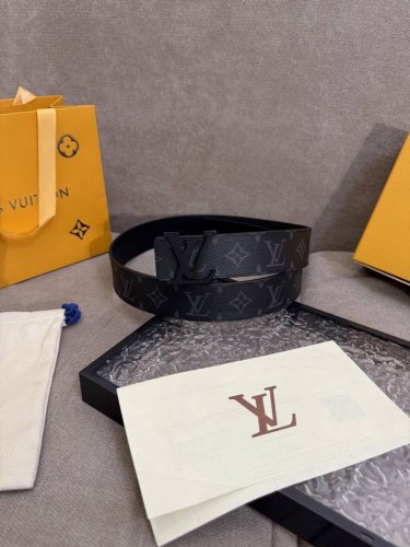 lv男士新款皮带寬度4Cm 訂製帆布面料飾有全新的圖案效果 颜色纯正 衬托進口小牛皮配色底 搭配精緻的字母搭扣 手感极佳 顶级