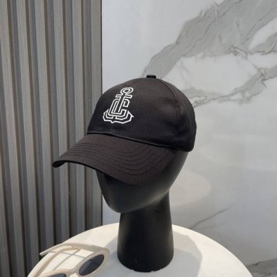 爆款Celine 赛琳 简约刺绣字母明星同款最新棒球帽，时尚潮流，高端做工！每一个帽子都是用心之作！非一般的品质，男女均可。 CéLine的这款帽子 设计简洁、