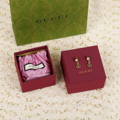 我们出品 女神宋妍霏同款，Zp3690， 量大咨询客Fu Guc#I 双G耳钉 经典款的双G珍珠耳钉超级无敌百搭，非常适合日常佩戴，采用施华洛世奇钻，绝非普通钻
