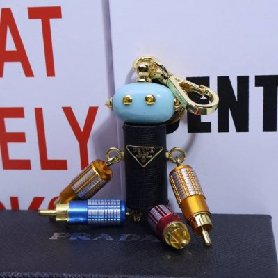 Prada这款 Saffiano 牛皮质钥匙圈标有 Prada 徽标，精致美观。 Saffiano 牛皮革材质 Prada 徽标 .钩扣和开口环