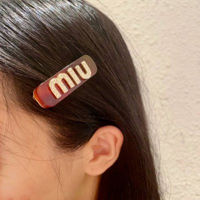Miumiu 发夹 夏日女孩专属 高级 质感 字母与钻石完美结合在一起，钻石的璀璨光芒和珍珠的细腻光泽，在夏日的阳光的照耀下格外迷人