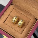 a3939 中古系列 新款 复古拉丝 镂空 四叶草 分色耳拍 白金拼黄金色镂空设计 高级意大利宫庭风 高端925纯银 18K金镶嵌7A高碳钻 复古美 精致到骨子