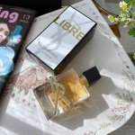 专柜品质 ysl 圣罗兰女士香水 Libre高定香水 肆意之水 50Ml 黑色不规则的瓶盖 性感高定礼服的感觉 率性 时尚 艺术 是现代的张扬之美 金色得颈链设