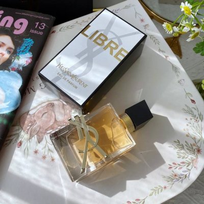 专柜品质 ysl 圣罗兰女士香水 Libre高定香水 肆意之水 50Ml 黑色不规则的瓶盖 性感高定礼服的感觉 率性 时尚 艺术 是现代的张扬之美 金色得颈链设