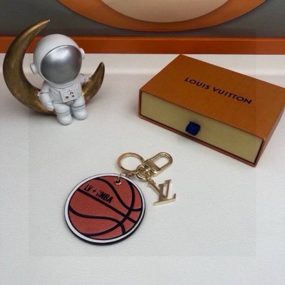 70元配图片原版包装 louis Vuitton官网Mp3940 L Ball And Tab包饰与钥匙扣。 路易威登与Nba联袂呈现L Ball And Ta