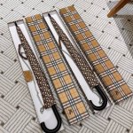 高版本皮套链包 重磅来袭 巴宝莉 Burberry 长伞 火爆单品 最新款晴雨伞 以奢华 品质 创新以及永恒的经典成为英国 皇室御用品 被誉为 能够让人一生永不