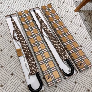 高版本皮套链包 重磅来袭 巴宝莉 Burberry 长伞 火爆单品 最新款晴雨伞 以奢华 品质 创新以及永恒的经典成为英国 皇室御用品 被誉为 能够让人一生永不