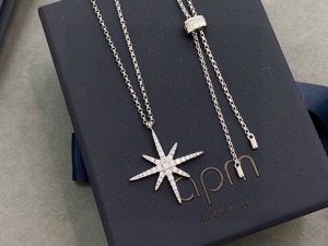 Apm 经典多流星镶晶钻女士项链锁骨链，六芒星是每年Apm的主打系列之一，专柜锆石，很有亮点也很显气质可以当作毛衣链来佩戴，夏天佩戴就是会变成小仙女很闪很耀眼，