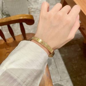 新品 原单货 Lv字母雕刻手镯Louis Vuitton 路易威登 专柜一致材质 火爆款出货 设计独特 复古前卫。手镯14K精工保色版 从上市以来一直深受Mm喜