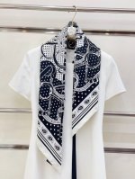 18姆米 双面同色 H**S真丝新款买了都说好看推荐 金质马刺 90 真丝方巾，顶级工艺超值专柜爆款立体呈现图案纹路实物档次极高特殊工艺高端研发惊艳问世特殊尖端