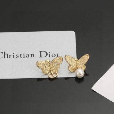最新 迪奥火爆 各路网红同款 爆 Dior 系列 字母珍珠蝴蝶耳环耳钉 官网最新 同步 Dior耳钉 S925银针 专柜一致材质 无死角的美 不对称耳钉