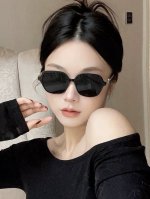 新品Chanel 香奈儿太阳镜以独特魅力和前卫风格诠释春夏最新眼镜 以方框设计两边经典小香珍珠做点缀 中梁金属质感超好佩带舒适 型号 Ch2255