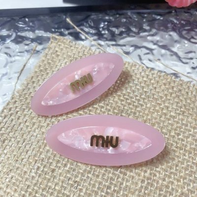 一对Miu Miu缪缪 Miu Miu压夹 亚克力钛钢Logo压夹边夹刘海夹日常精致小单品 气质百搭小仙女必入单品 宝藏款 闭眼入推荐款