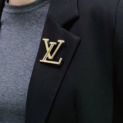 louis Vuitton 路易威登 专柜新款复古铜色胸针，Lv是最懂女人的饰物。那些倾注了全部心血去做自己的女人，往往更珍惜胸针的意义。Lv女士把胸针别在帽子