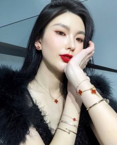 绿色 其他 我们出品 五花手链 Z批 00+ Z批为真金真钻的珠宝类，可订做真金真钻版，价询客Fu 精工纯银厚金电镀，终于给我做出来了，市面上万万千版本，，再看