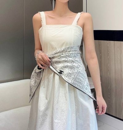 黑色 Size：90X90Cm 100%真丝 16Mm原单克重 黑白简约配色实力诠释经典小香风的时尚地位～ 招牌字母与5号元素完美勾勒衔接品牌双C标志，率性利落